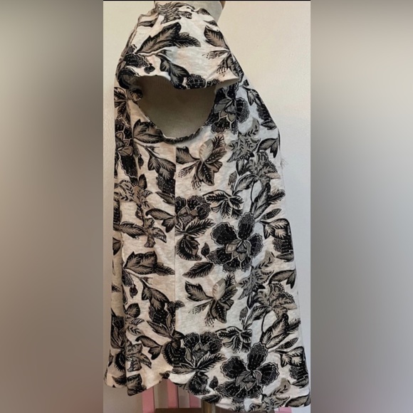 Old Navy Top XS
Ties in front - Picture 2 of 4